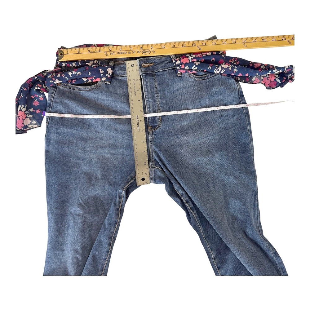 NWT Croft &‎ Barrow Capri Mid Rise Jeans Size 12 Blue Denim Floral Scarf Belt - Picture 3 of 6